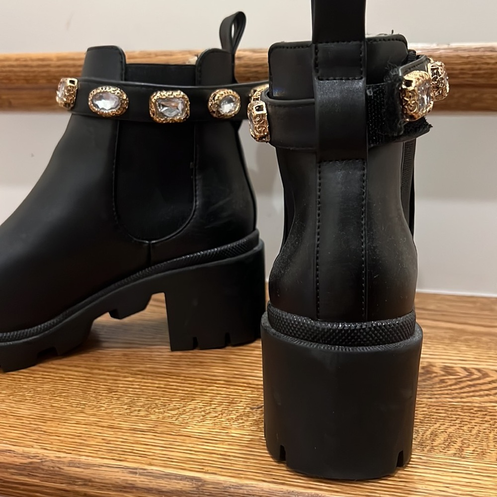 Steve Madden Amulet. 2" block heel; 1" platform
Faceted stones with gold-tone